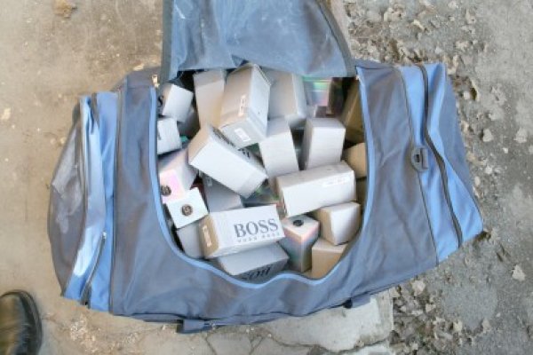 Parfumuri de contrabandă, descoperite la Vama veche